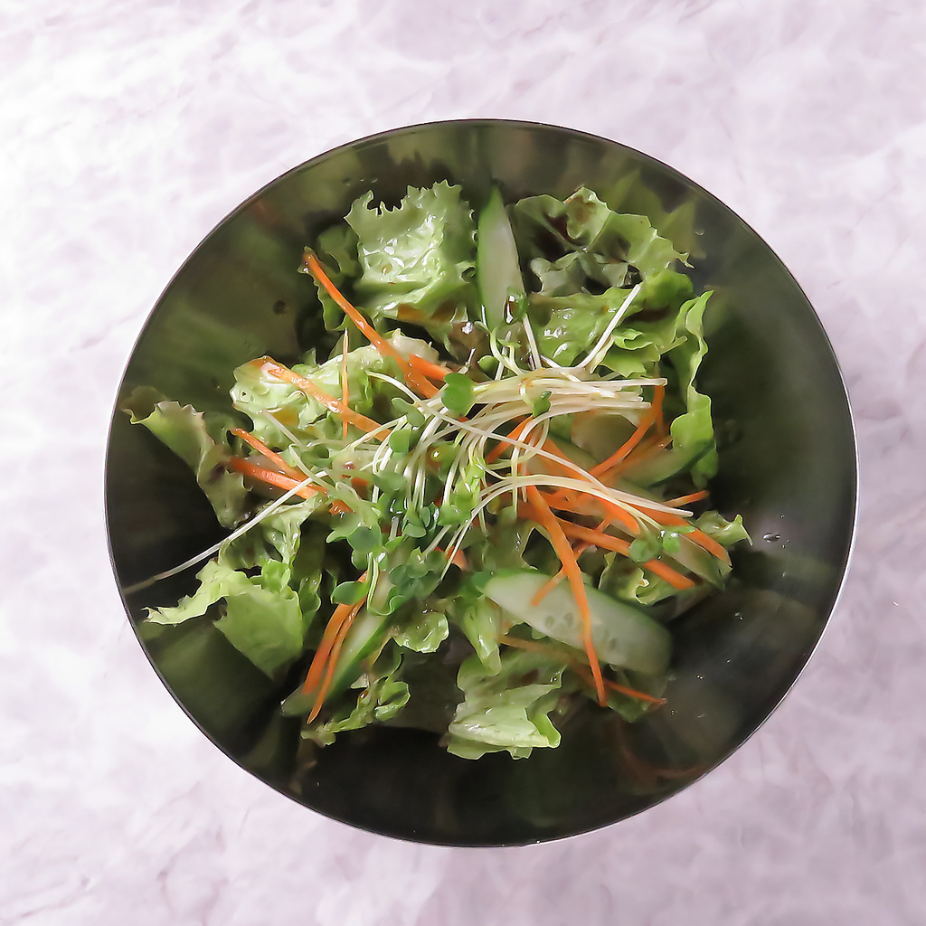 新鮮な野菜をふんだんに使ったサラダは、シャキシャキ食感が楽しめます！健康志向の方にも嬉しい一品