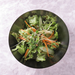 新鮮な野菜をふんだんに使ったサラダは、シャキシャキ食感が楽しめます！健康志向の方にも嬉しい一品