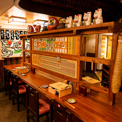 2名がけのカウンター席は、程よい距離感で会話と食事を楽しめる落ち着いたお席です。目の前で仕上げるすき焼きの臨場感や、立ち上る香りを五感で堪能できるのも魅力。デートやご夫婦でのお食事、観光の合間のひとときにも最適な、心地よい時間をご提供します。