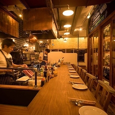 【カウンター席】お一人様でも気軽にご利用いただける人気のカウンター席では、シェフが腕を振るう姿を楽しめます!ライブ感あるこの席で自慢の料理を是非お楽しみください♪