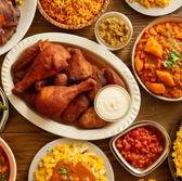 間接照明の温もりを基調としたお席がゆったりとリラックスできる空間を提供いたします。