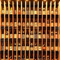 店内の棚にずらりと並ぶ、厳選された各地日本酒！