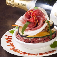 【新宿での誕生日・記念日に】肉ケーキでサプライズ！