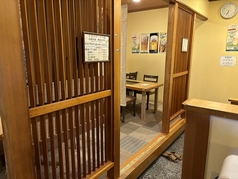 テーブル席が1席ございます。6名様掛け可能です。