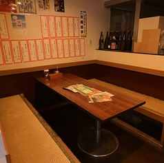 少人数でのご利用にぴったりのテーブル半個室席を完備しています。最大6名様までご利用可能ですので、ご家族や親しいご友人との水入らずのカジュアルな食事シーンに最適です。周りの目を気にせず、美味しい料理と楽しい会話を心ゆくまで満喫していただけます。