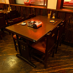 4名掛けテーブル席は、ご友人同士やご家族でゆったりとお食事を楽しめるお席です。落ち着いた和の空間で囲むすき焼きは、自然と会話も弾み、特別なひとときを演出。観光でのお集まりから会社仲間との会食まで、幅広いシーンにご利用いただけます。