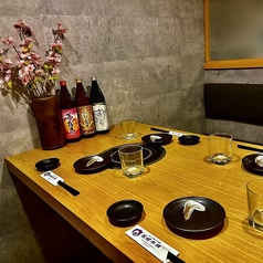 【大人数プライベート個室】10～20名様でもゆったりとお座りいただけるテーブル個室。大切なお客様を迎えての接待やビジネス仲間との会食、お仕事仲間との歓送迎会や忘年会はもちろん、ご家族・親族でのお食事などにもご利用ください。ご宴会は飲み放題付が断然おトク。ゆったり大切な時間を価値あるものを♪