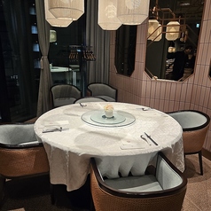 ゆったり落ち着いてお食事と会話を楽しめる半個室をご用意しております。個室ご希望の際は個室利用料として別途3,300円(税込)いただいております。