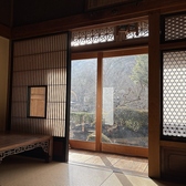 吹き抜けや梁など、建築当時の意匠を残した空間でお過ごしいただけます。