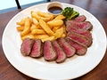 料理メニュー写真&nbsp;牛もも肉のステーキ＆フリッツ/Beef round steak & fries