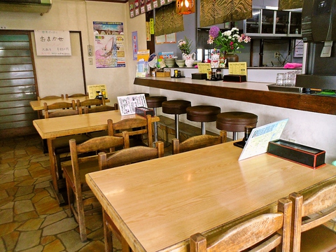 駅から近く、地元に愛される昔ながらの定食屋。「つるおか大海ラーメン」元祖の店。