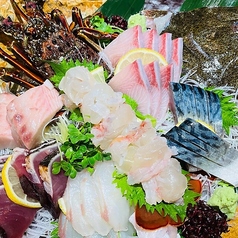 天然ものにこだわってオーナーが仕入れる旬魚のお造り◎