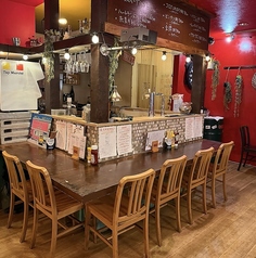 【お1人様やデートに】お1人様でも気軽にご利用いただけるカウンター席をご用意しております。お仕事帰りにふらっと立ち寄って1人飲みをするも良し、友人との会話を楽しむも良し、デートや記念日にも良しと様々なシーンでご利用いただけます。ご来店をお待ちしております。