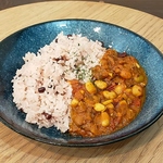 自家製スパイスカレーランチはサラダ・ドリンク付きで1200円(税込)プラス料金で小倉トーストも注文可