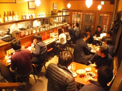 【1F】カウンター席とテーブル席。サク飲みに◎