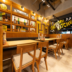 ムーディーな間接照明が灯る店内。カジュアルでオシャレな雰囲気は会社宴会にもぴったり。