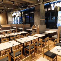 【大小さまざまなお席をご用意】明るい店内でお子様も安心♪ご家族でのお食事や気の合うお友達との飲み会、女子会などに是非ご利用ください。お昼から営業しておりますので休日の昼飲み、宴会も承ります♪お席は人数に合わせてご用意できます。ご相談ください！