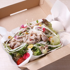 自家製燻製ポークのシーザーサラダ