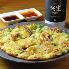 【おすすめメニュー☆】もちもち食感で、海の幸が詰まった贅沢な海鮮チヂミ♪の写真