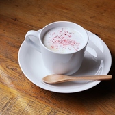 季節を感じる自家製スイーツ&ドリンクをご用意。サクサクの季節のホットパイや、旬のフルーツをたっぷり使った自家製パフェ、6種類のデザートソースから選べるソフトクリームも人気です。食後のデザートやカフェタイムに、ぜひお立ち寄りください。