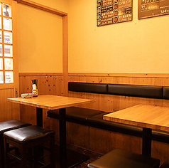 当店では2~8名様までのテーブル席もご用意しております。おひとり様はもちろん、デートや女子会なども歓迎です。ワイン好きの方、ぜひ幅広くご利用くださいませ♪