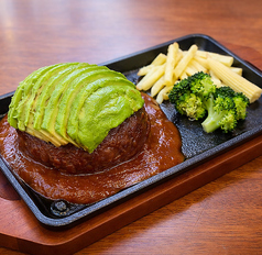 国産牛肉の手ごねハンバーグ　アボカド乗せ　パンorライス付の写真