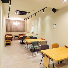 温かみのある木目調の4名様用テーブル席。少人数でのご来店やカジュアルな飲み会、デート、女子会などに幅広くご利用いただけます。落ち着いた空間の中で、自慢の自家製燻製料理と豊富なお酒を囲みながら、気心知れたお連れ様とゆったりとした特別な時間をお過ごしください。