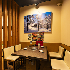 4名様テーブル×4会社宴会や各種宴会に最適な広い座敷や、同窓会にぴったりのグループ席、記念日やデートを彩る個室など、さまざまなシーンに対応しています。