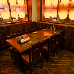 6名掛け席は、グループでのご利用に最適な、ゆとりあるお席です。浅草の風情を感じる落ち着いた空間で、皆様で囲むすき焼きは一体感も格別。ご家族のお集まりやご友人同士、会社の会食など、賑やかで心に残るひとときをお過ごしいただけます。