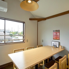 『6名様掛け×1席』の半個室席♪どんなシーンにも気軽に使える居心地の良い半個室空間は6名様までご利用いただけます。他のお席とは少し離れた空間で、プライベート感もしっかり。女子会やママ会、ファミリー様で、憩いのひと時をご堪能ください。