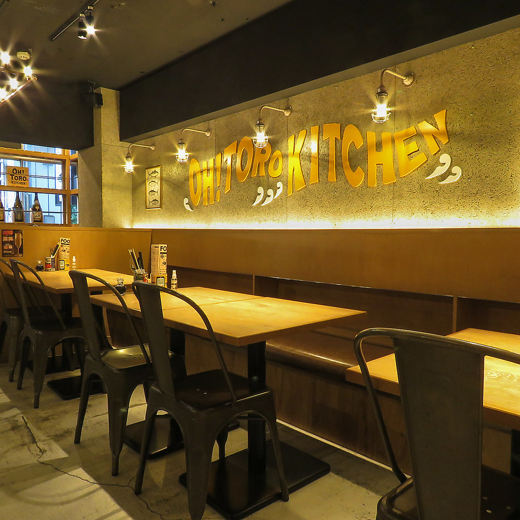 ムーディーな間接照明が灯る店内。カジュアルでオシャレな雰囲気は女子会やデートにどうぞ