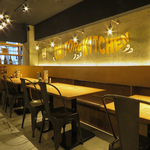 ムーディーな間接照明が灯る店内。カジュアルでオシャレな雰囲気は女子会やデートにどうぞ