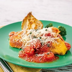 舌平目のカツレツ風香草トマトソース 削るパルメザンチーズの写真