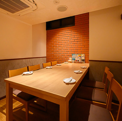 中規模の宴会にも対応可能な個室を用意しております◎扉付き個室になりますので、女子会・合コンでの宴会にもピッタリの空間に早変わりします。各種クーポンでお得に♪飲み放題付きコースは池袋No.1のコスパ◎(川崎/個室/餃子/もつ鍋/野菜巻き/焼き鳥/食べ放題/飲み放題/デート/20時以降/記念日/接待/宴会)