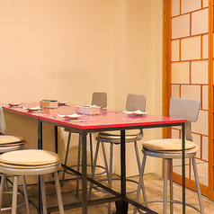 【テーブル席】明るく清潔感のある店内で海鮮和風料理の数々をお楽しみ下さい！和風の居酒屋っぽくないスタイリッシュなお店は新鮮でどの年代の方にも良い衝撃を与えられるお店です！