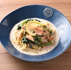 サーモンとほうれん草のクリームパスタ