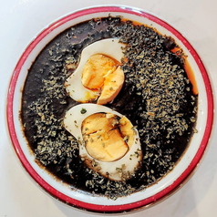 玉子とバジルのイカ墨キーマカレー