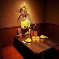 【2名から4名様用テーブル半個室席】仕事帰りにふらっと一杯、仲間との気軽な飲み会にご利用下さい。少人数でゆったりお過ごしいただける空間。名物博多もつ鍋や馬刺しなど本格九州料理と、厳選芋焼酎を囲めば会話も弾みます。日常使いにも、ちょっとした記念日にも。皆様のご来店を心よりお待ちしております。