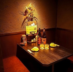 【2名から4名様用テーブル半個室席】仕事帰りにふらっと一杯、仲間との気軽な飲み会にご利用下さい。少人数でゆったりお過ごしいただける空間。名物博多もつ鍋や馬刺しなど本格九州料理と、厳選芋焼酎を囲めば会話も弾みます。日常使いにも、ちょっとした記念日にも。皆様のご来店を心よりお待ちしております。