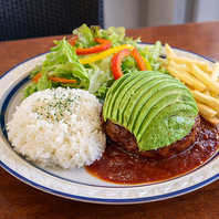国産牛肉の手ごねハンバーグ　アボカド乗せ
