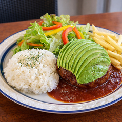 国産牛肉の手ごねハンバーグ　アボカド乗せの写真