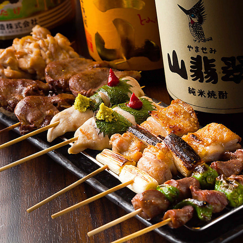 職人が炭火で丁寧に焼き上げる自慢の串焼きと落ち着いた雰囲気を存分にご堪能あれ。