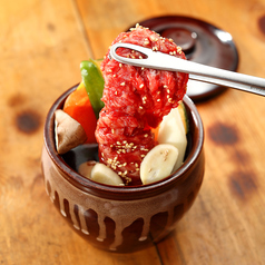 【寿亭自慢の逸品】壺漬けカルビ（カルビ、焼き野菜入り） の写真