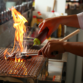 炭火焼きで余分な脂を落とし、あっさり、でもジューシーな味わいに★