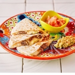 当店で大人気のメニュー、ケサディーヤ。トルティーヤにチーズとハラペーニョなど、お好きな具材を♪