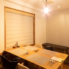 【4名様用の個室】温かみのある雰囲気で初めて訪れても居心地がよく、心からくつろげる個室のお席。カジュアルフレンチと豊富なワインメニューをご堪能できます。その時期に応じて、一番ベストなワインを12本厳選し仕入れております。※個室は全て仕切りかロールカーテンで個室となっております。(個室は電子タバコのみ可)