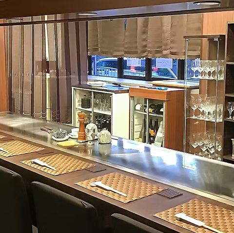 【五感で味わう、鉄板の魅力】 磨き上げた鉄板の上で目の前で丁寧に焼き上げます。 