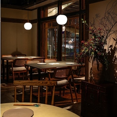 広々としたオープンテーブルは、開放感あふれる明るい空間。お料理や会話を存分に楽しみながら、心地よいひとときをお過ごしいただけます。