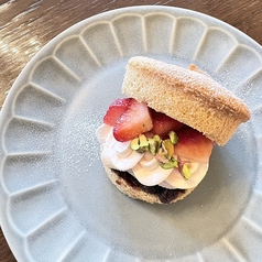 【おすすめデザート】いちごクリームと粒あんのケーキの写真