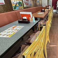 ゆったり座れる6名様用テーブル席は、グループでのご利用に最適です。お席を結合すれば最大16名様まで一緒にご利用いただけますので、中規模の宴会や打ち上げにもぴったりですよ◎広々とした空間で、お好みのカレーやナンを皆様でわいわいシェアしながら、賑やかで楽しいひとときをお過ごしください。